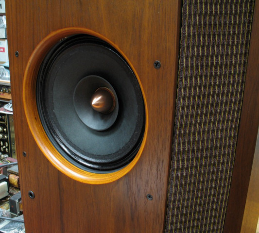 walnut bass horn full range speakers close view